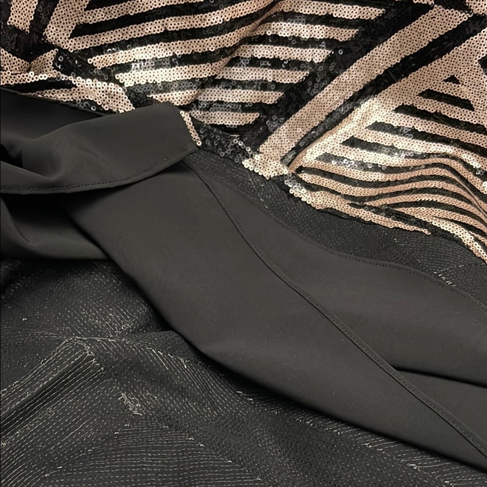 NWT, Krisa Sequin Geometric Black and Gold Top - Picture 6 of 6